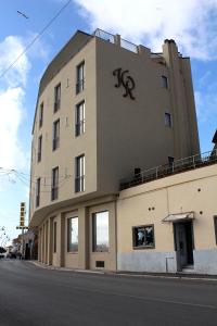 um edifício ao lado de uma rua em Roma Hotel em Castiglione della Pescaia