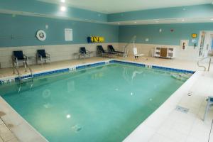 A piscina localizada em Holiday Inn Express & Suites - Orland Park Mokena, an IHG Hotel ou nos arredores