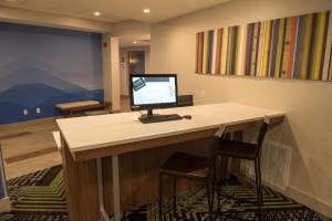 Uma TV ou centro de entretenimento em Holiday Inn Express & Suites - Orland Park Mokena, an IHG Hotel