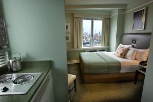 een hotelkamer met een bed en een raam bij Hotel Beacon in New York