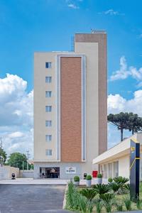 un grande edificio con un grande mattone di Slim Curitiba João Bettega a Curitiba