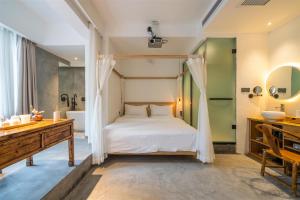 - une chambre avec un lit à baldaquin et une salle de bains dans l'établissement Moonlight Hotel, à Chengdu