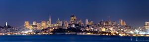 - une vue sur la ville la nuit depuis l'eau dans l'établissement Cavallo Point, à Sausalito