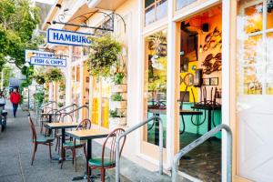 - une rangée de tables et de chaises à l'extérieur d'un restaurant dans l'établissement Cavallo Point, à Sausalito