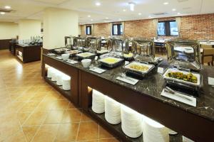 una linea a buffet con cibo in una camera d'albergo di Hanwha Resort Seorak Sorano a Sokcho