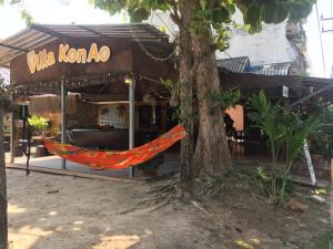 una hamaca frente a un restaurante con un árbol en Harry's Beach Club, en Ban Phe