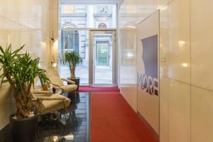 een lobby met 2 stoelen en een rode loper bij BMORE Duomo - Luxury Apartments near Duomo in Milaan