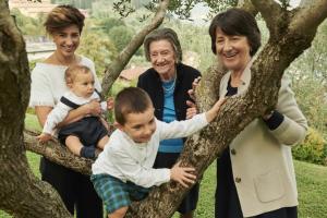 Une famille posant une photo dans un arbre dans l'établissement Hotel Belvedere, à Bellagio