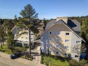 una vista aérea de una casa grande en Sky Premium Hotel Gramado - Ótima Localização, en Gramado