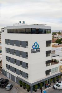 un edificio con il logo delle informazioni. di Nuve a Torreón