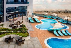 Piscina de la sau aproape de Millennium Place Barsha Heights Hotel