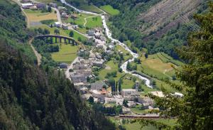 una vista aérea de un pueblo en las montañas en Ca' del Borgo, Rooms & Suites, en Poschiavo