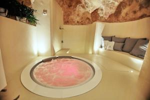 Pokój z dużą wanną na środku pokoju w obiekcie Anima Pietra Luxury Suite w mieście Matera