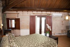 een slaapkamer met een bed in een kamer bij Hotel Boa Vila in Pontevedra