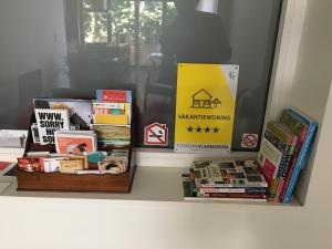 um grupo de livros sentados no parapeito de uma janela em Well-situated and Comfortable Home em Gante