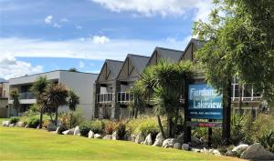 un edificio con un cartello di fronte di Fiordland Lakeview Motel and Apartments a Te Anau