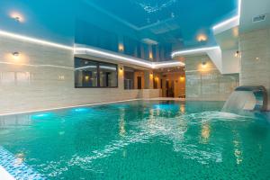 The swimming pool at or close to Amarena SPA Hotel - Breakfast included in the price Spa Swimming pool Sauna Hammam Jacuzzi Restaurant inexpensive and delicious food Parking area Barbecue 400 m to Bukovel Lift 1 room and cottages