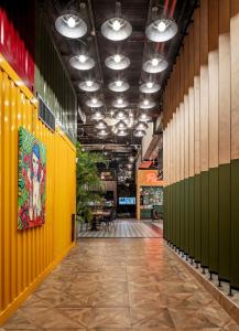 un pasillo con luces y paredes amarillas y verdes en The Spot Hostel, en Tel Aviv