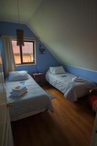 1 dormitorio con 2 camas y ventana en Hospedaje El Roble, Puerto Varas, en Puerto Varas