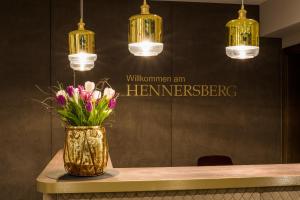 un jarrón de flores sentado en una mesa con luces en Hotel Hennersberg, en Wörgl