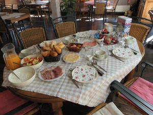 einen Tisch mit Frühstückszutaten auf dem Tisch in der Unterkunft De Turfstaeker in Ospel