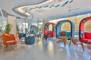 Hotel Clover Patong Phuket - SHA Plus的休息区