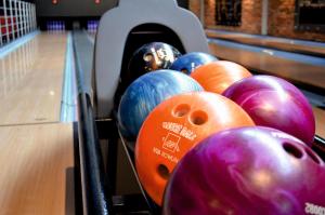 een groep bowlingballen naast een speld bij Hotel Malinowski Business in Gliwice