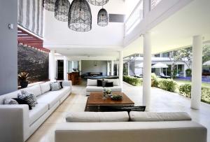 Et sittehjørne på CassaMia Bali - Spacious Luxury 5 Bedroom Villa, 100m from Beach with Butler