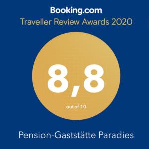 un cerchio giallo con le parole "Viaggiare recensisce" e il numero otto di Pension-Gaststätte Paradies a Friburgo in Brisgovia