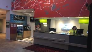 Lobbyn eller receptionsområdet på Holiday Inn Glasgow - East Kilbride, an IHG Hotel