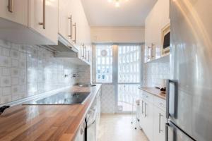 Dapur atau dapur kecil di Bakio Beach VIII by Aston Rentals