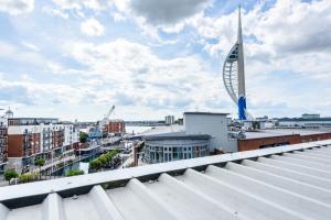 A general view of Portsmouth or a view of the city taken from a szállodákat