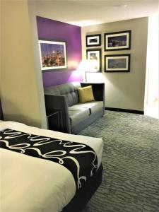 เตียงในห้องที่ La Quinta Inn & Suites by Wyndham Louisville East