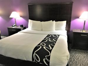 เตียงในห้องที่ La Quinta Inn & Suites by Wyndham Louisville East