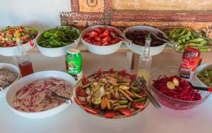 d'une table avec des bols d'aliments et des bols de légumes dans l'établissement Club Pink Palace Hotel, à Ölüdeniz