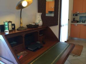 - un salon avec un bureau et une lampe dans l'établissement Villa Oleandro - 2349447, à San Teodoro