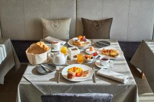 una mesa con desayuno y café. en Hotel Tabladel, en Colfosco