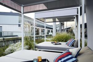 - 2 lits sur une terrasse avec un bâtiment en arrière-plan dans l'établissement CLOUD No7 APARTMENTS, à Stuttgart