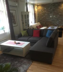 sala de estar con sofá y mesa de centro en Ferienhaus am Mycklaflon, en Eksjö