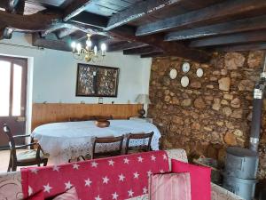 a living room with a table and a couch at Casa de Alagoa in Arganil