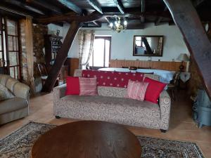 a living room with a couch and a table at Casa de Alagoa in Arganil