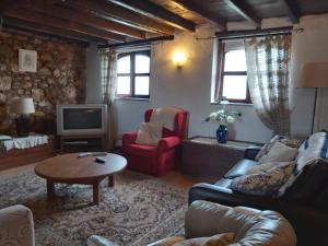 a living room with a couch and a table at Casa de Alagoa in Arganil