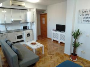 A kitchen or kitchenette at Airport Ifema Barajas Home