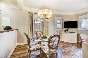 A television and/or entertainment centre at Sonoma Bungalows