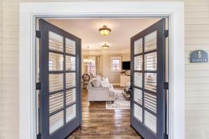 A bed or beds in a room at Sonoma Bungalows