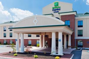 - Vistas frontales a un hotel con cenador en Holiday Inn Express & Suites White Haven - Poconos, an IHG hotel, en White Haven