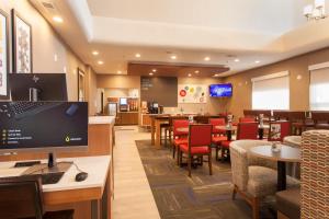 Televisi dan/atau pusat hiburan di  Holiday Inn Express & Suites