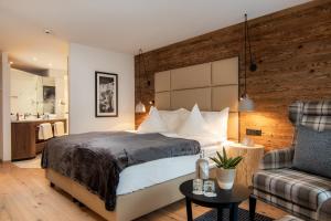 une chambre d'hôtel avec un lit et un canapé dans l'établissement Walliserhof Grand-Hotel & Spa Relais & Châteaux, à Saas-Fee