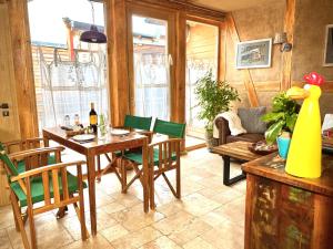 a living room with a wooden table and chairs at Exklusive ökologische Ferienwohnung ,City, OG in Wernigerode