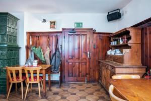 uma sala de jantar com paredes de madeira e uma mesa e cadeiras em Gasthof Wastlwirt em Salzburgo